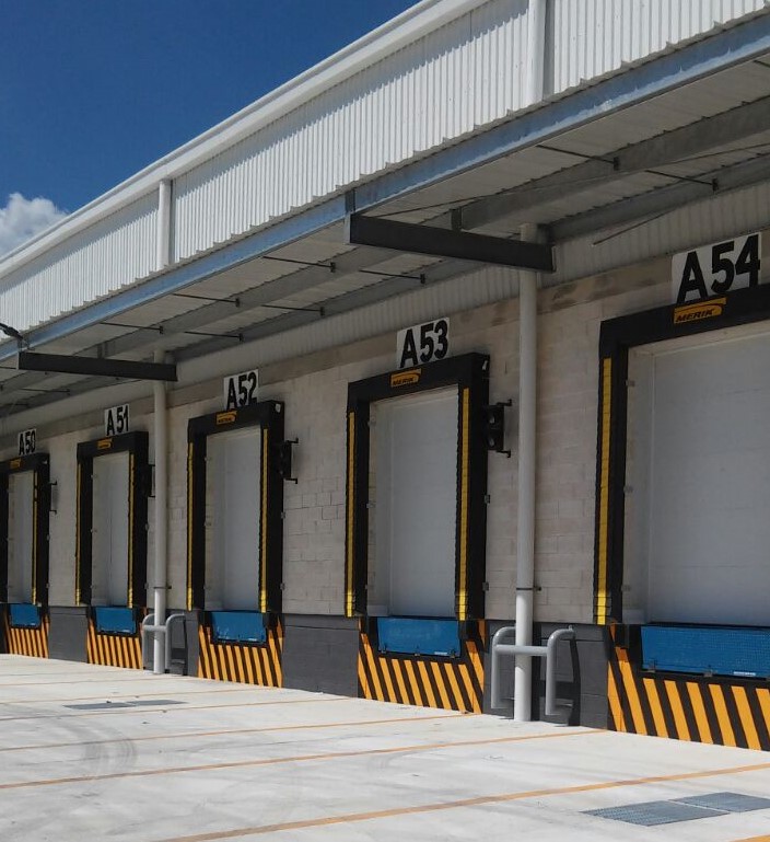 Andenes A50 a A54 con puertas seccionales y rampas niveladoras