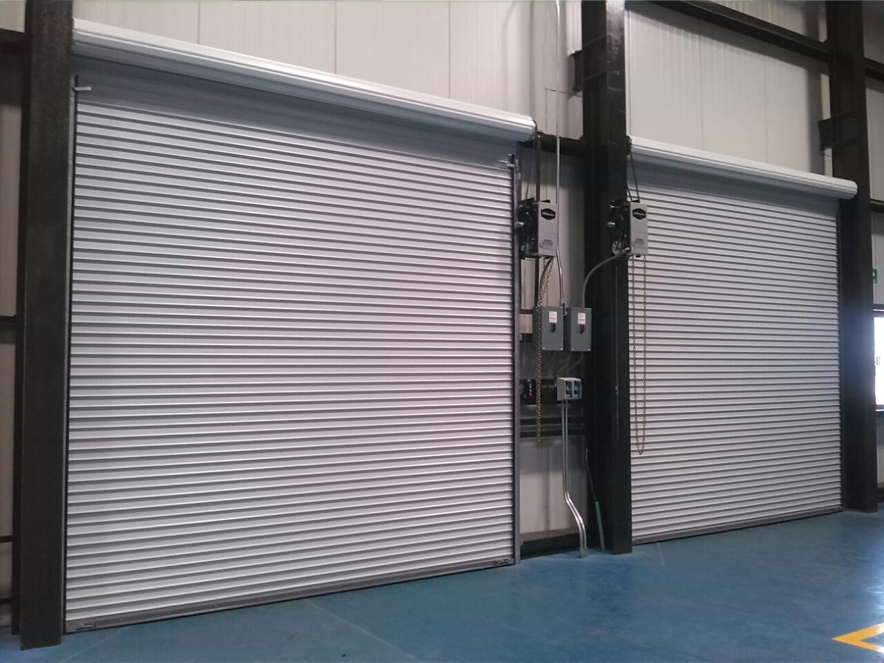 Cortinas metálicas automáticas de gran formato en nave industrial